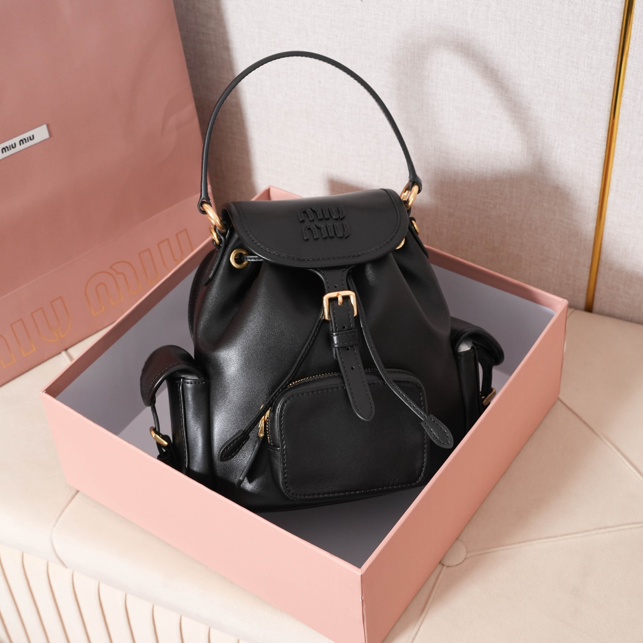 Miu Miu バッグ | レザー ミニバックパック 黒|コンパクト|軽量|拨水加工