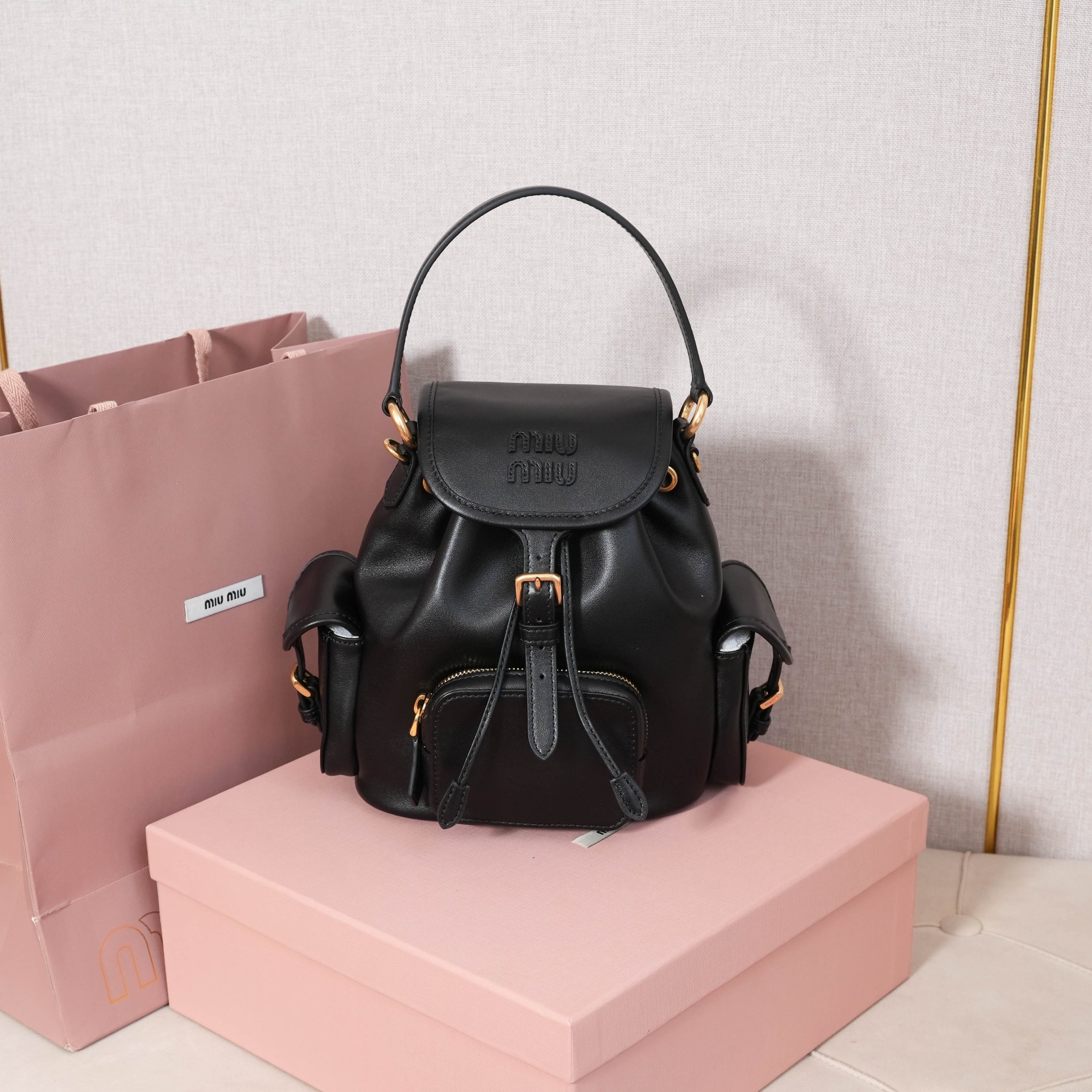 Miu Miu バッグ | レザー ミニバックパック 黒|コンパクト|軽量|拨水加工 - 画像 2