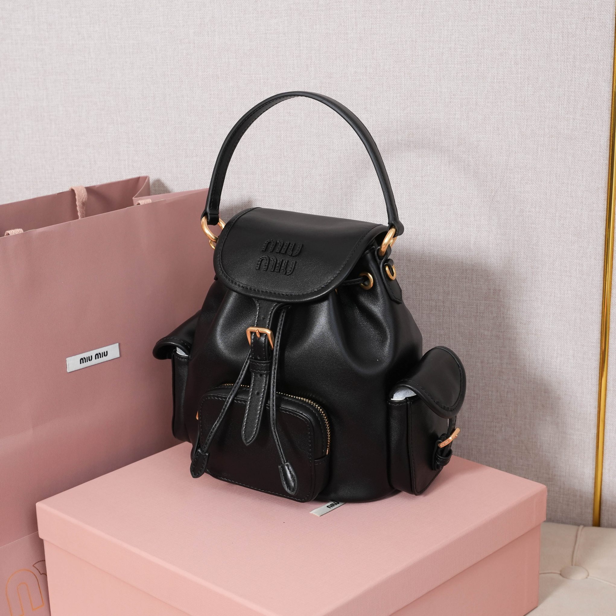Miu Miu バッグ | レザー ミニバックパック 黒|コンパクト|軽量|拨水加工 - 画像 3