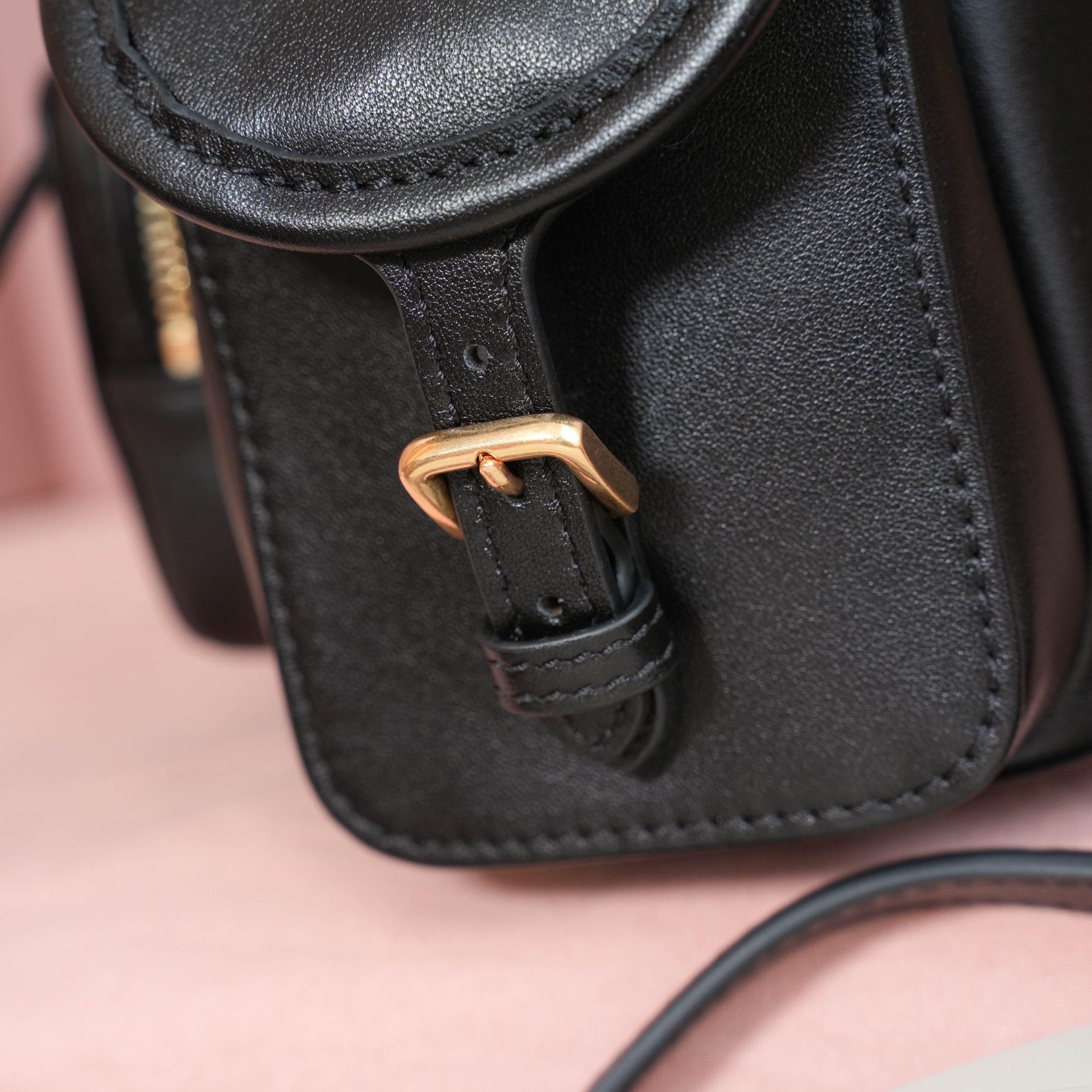 Miu Miu バッグ | レザー ミニバックパック 黒|コンパクト|軽量|拨水加工 - 画像 5