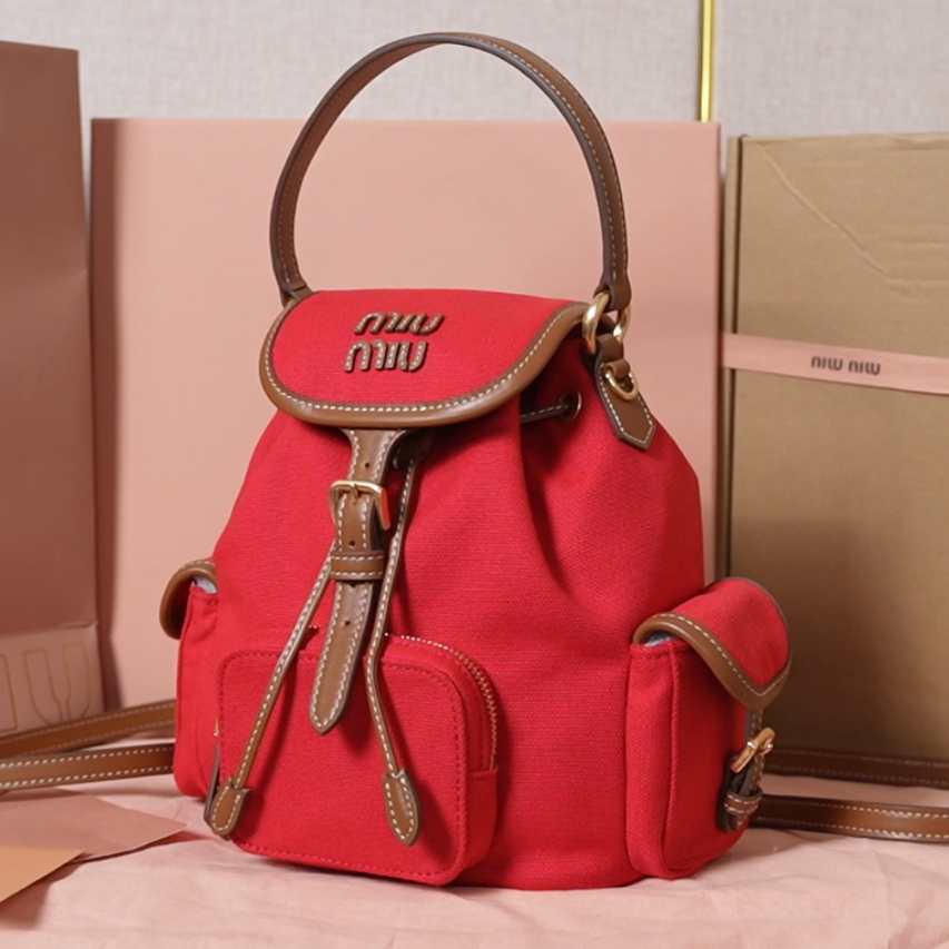 Miu Miu バッグ 軽量 赤