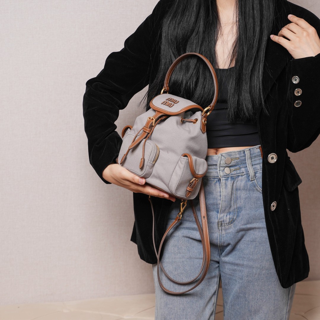 Miu Miu リュックサック | 軽量|グレー - 画像 4