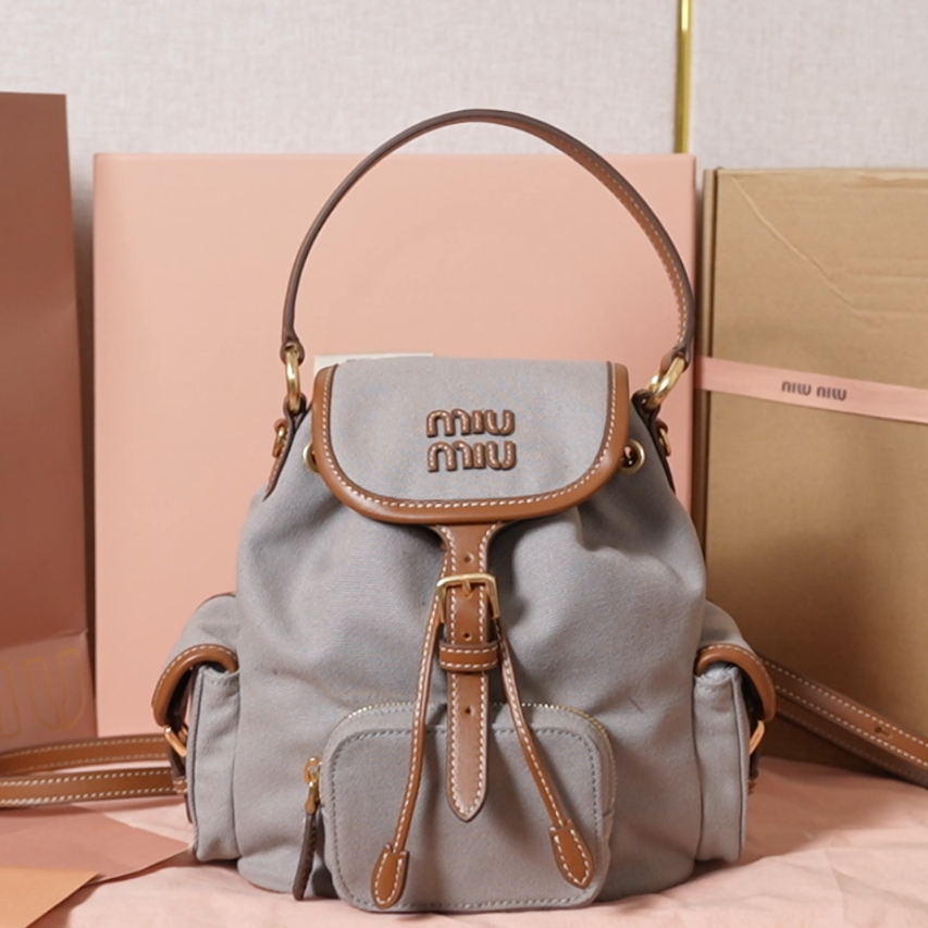 Miu Miu バックパック 軽量 コンパクト ベージュ