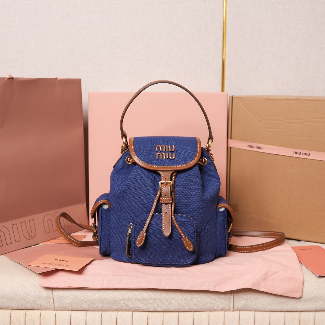 Miu Miu バックパック 軽量 ブルー