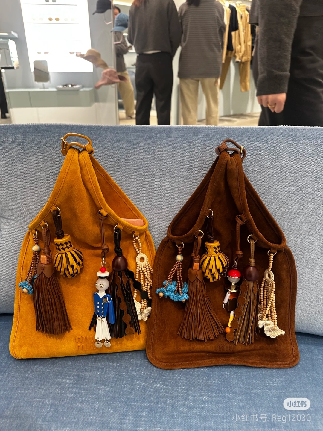 ミュウミュウ ミニショルダーバッグ | フラッグマンチャーム付き | ブラウン/イエロー