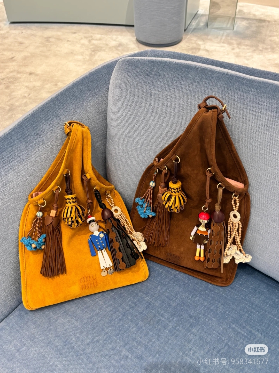 ミュウミュウ ミニショルダーバッグ | フラッグマンチャーム付き | ブラウン/イエロー - 画像 2