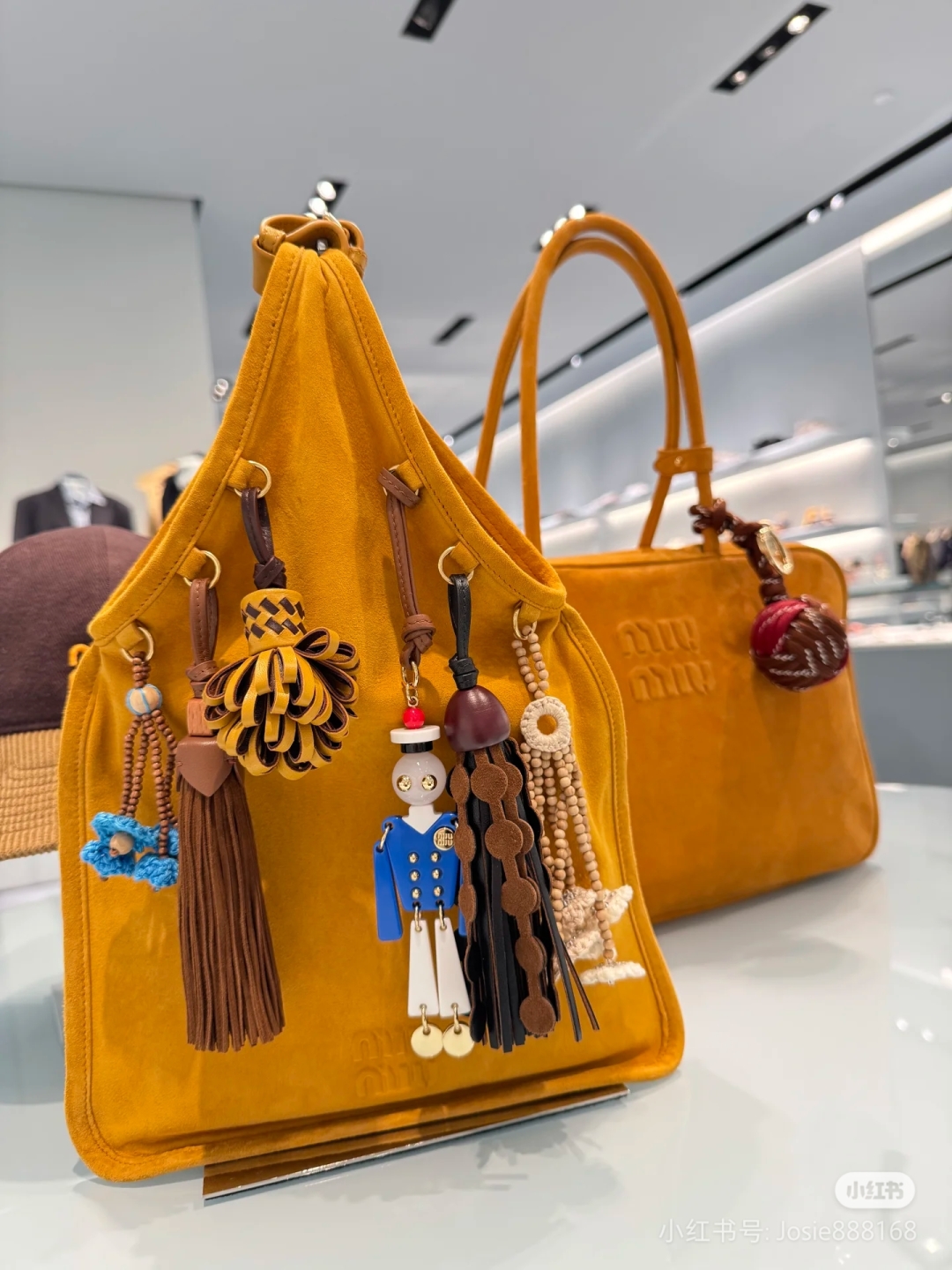 ミュウミュウ ミニショルダーバッグ | フラッグマンチャーム付き | ブラウン/イエロー - 画像 3