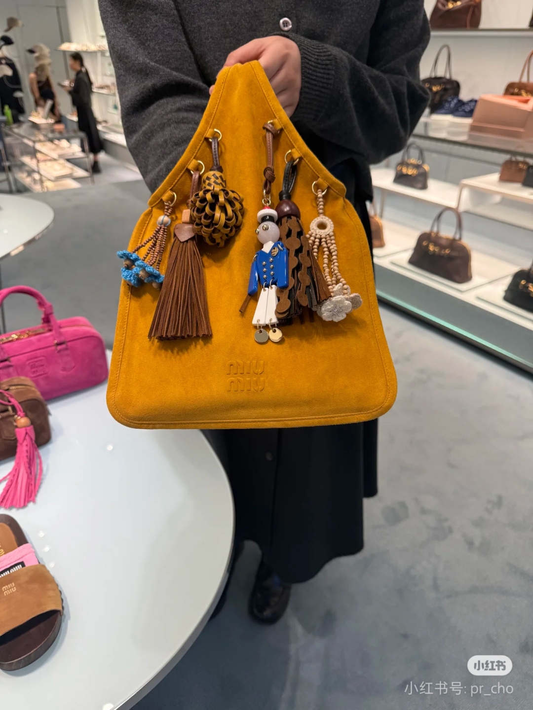 ミュウミュウ ミニショルダーバッグ | フラッグマンチャーム付き | ブラウン/イエロー - 画像 4