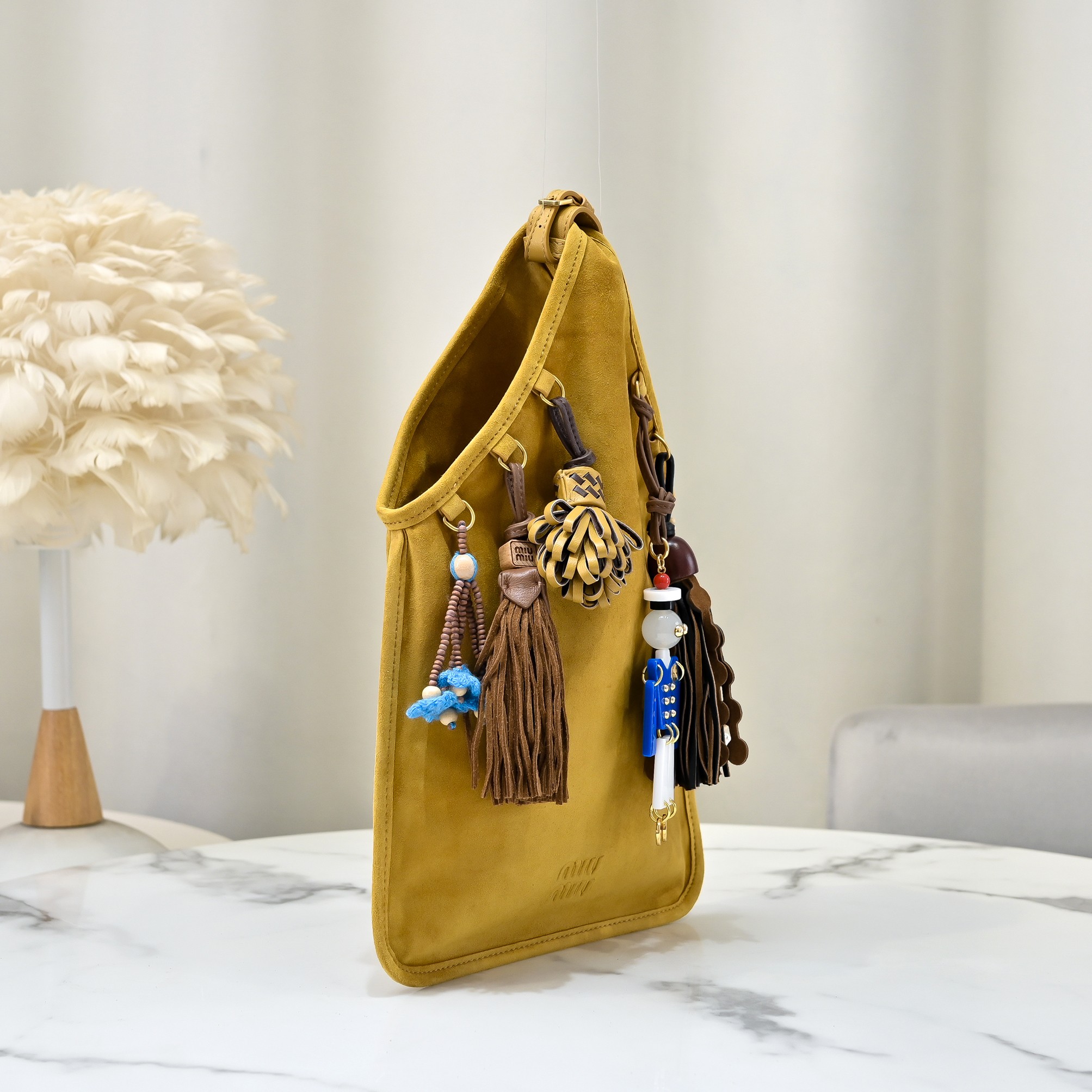 MIU MIU ロゴプレート バッグ|コンパクト|イエロー|スエード - 画像 2