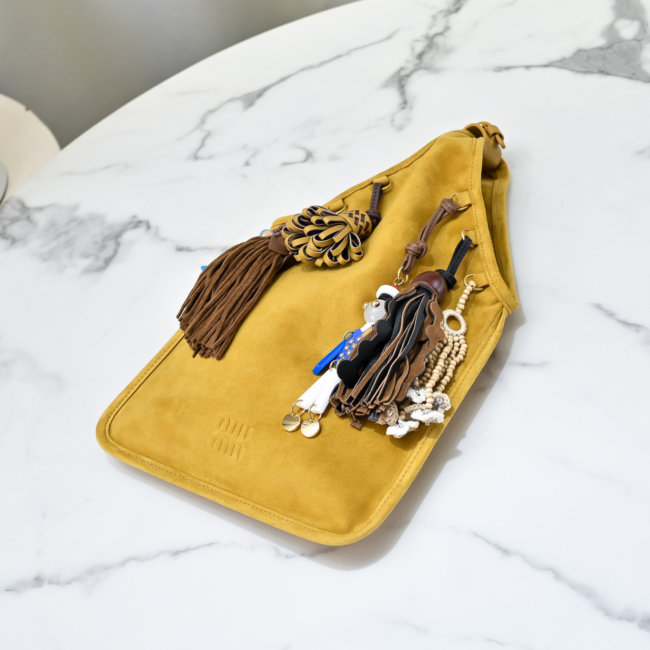 MIU MIU ロゴプレート バッグ|コンパクト|イエロー|スエード - 画像 3