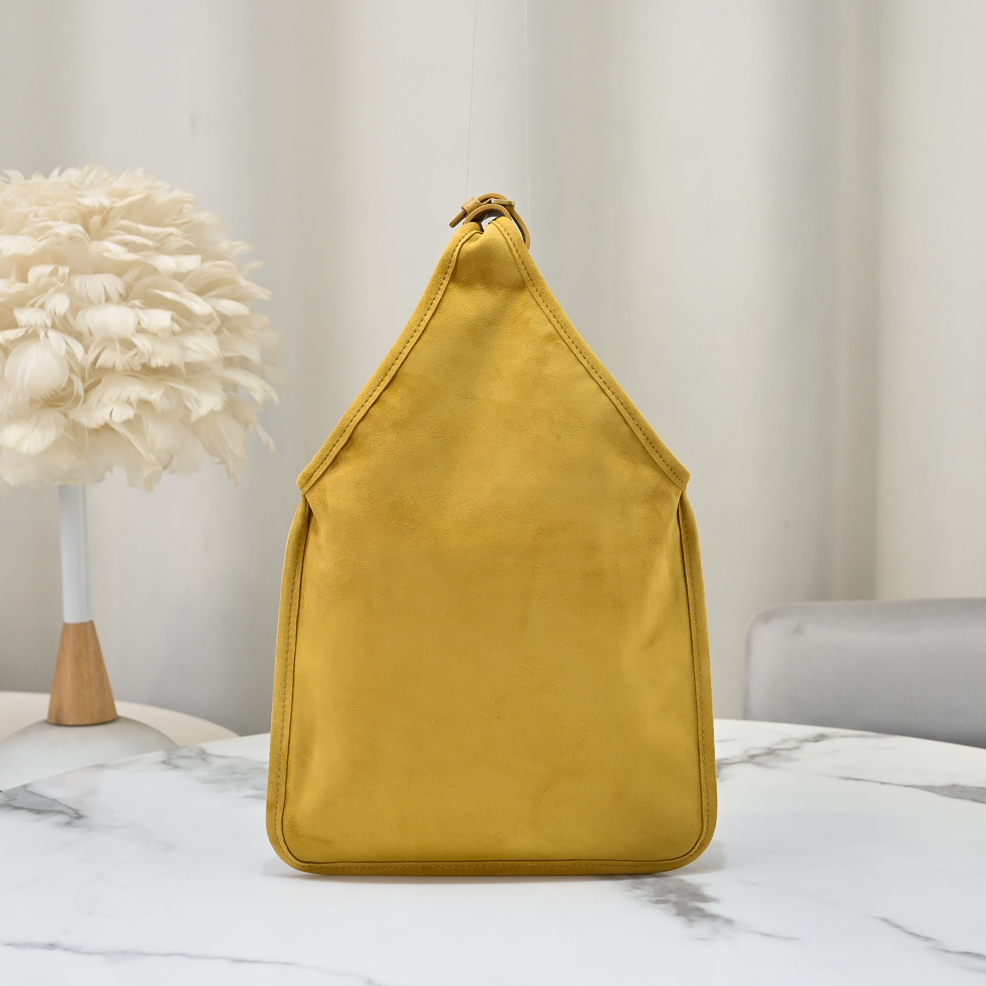 MIU MIU ロゴプレート バッグ|コンパクト|イエロー|スエード - 画像 4