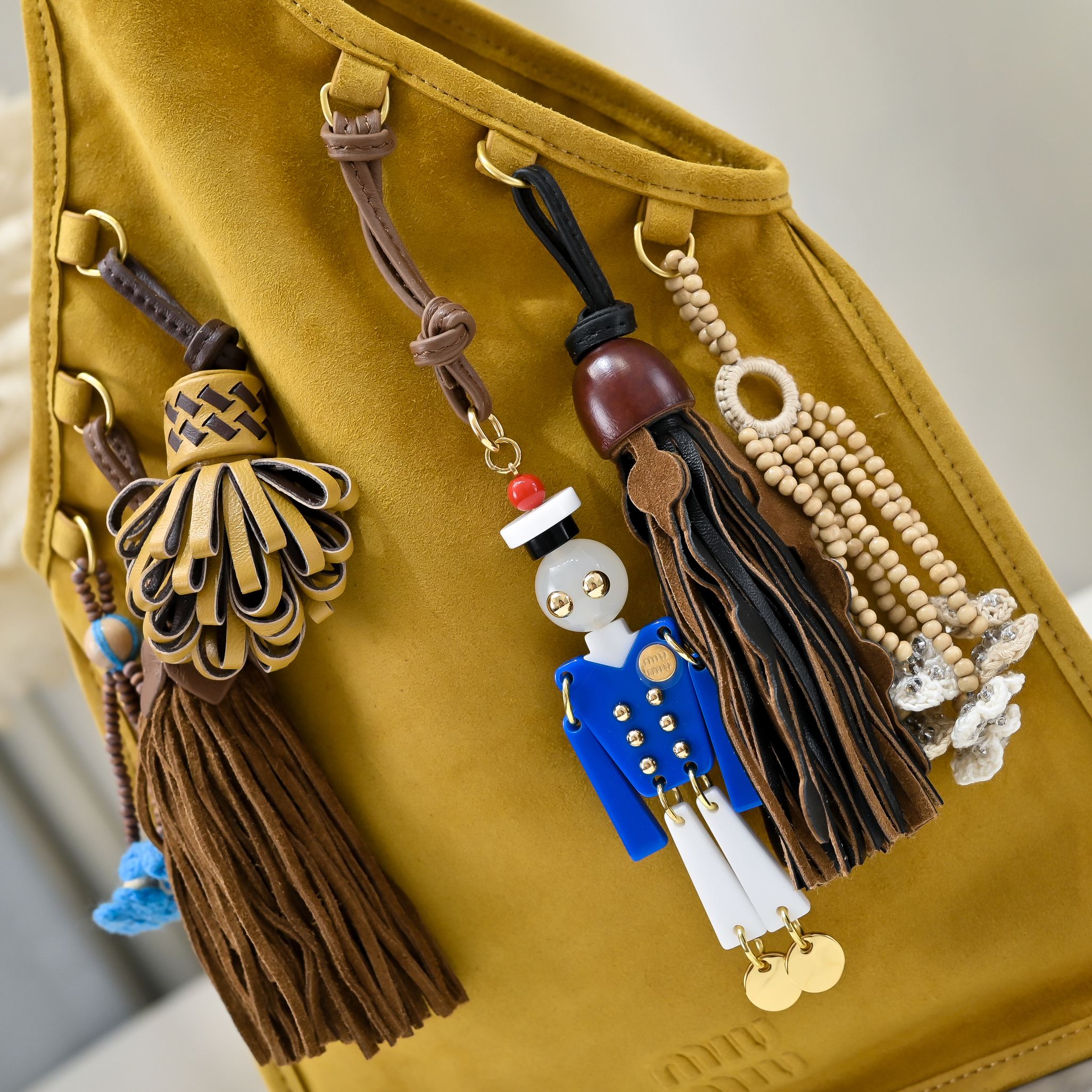 MIU MIU ロゴプレート バッグ|コンパクト|イエロー|スエード - 画像 5