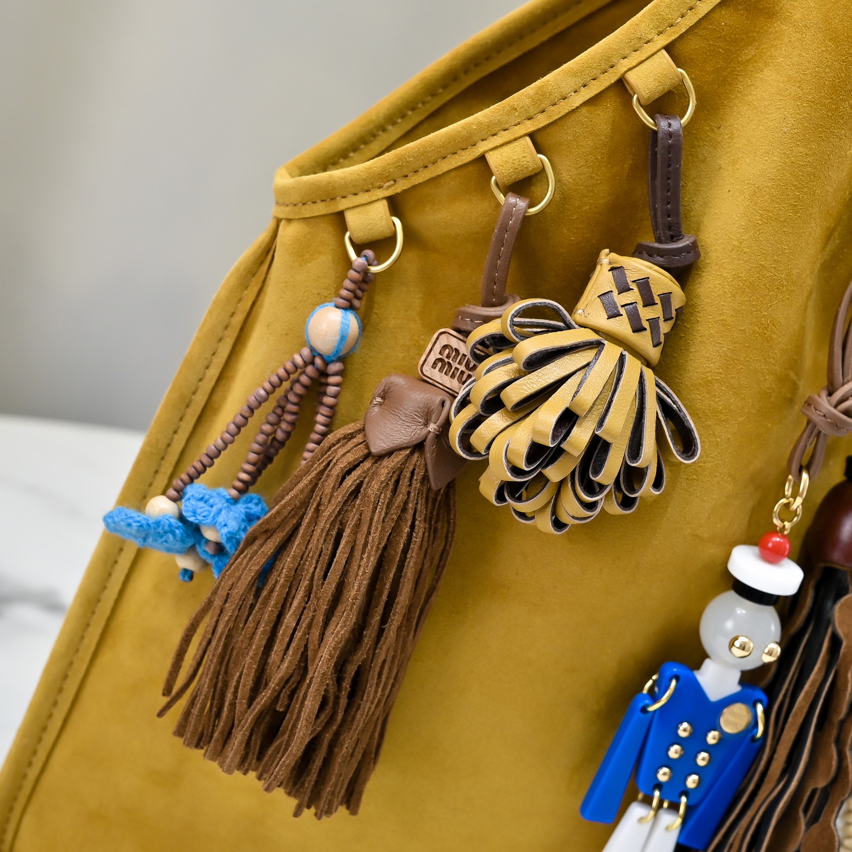 MIU MIU ロゴプレート バッグ|コンパクト|イエロー|スエード - 画像 6