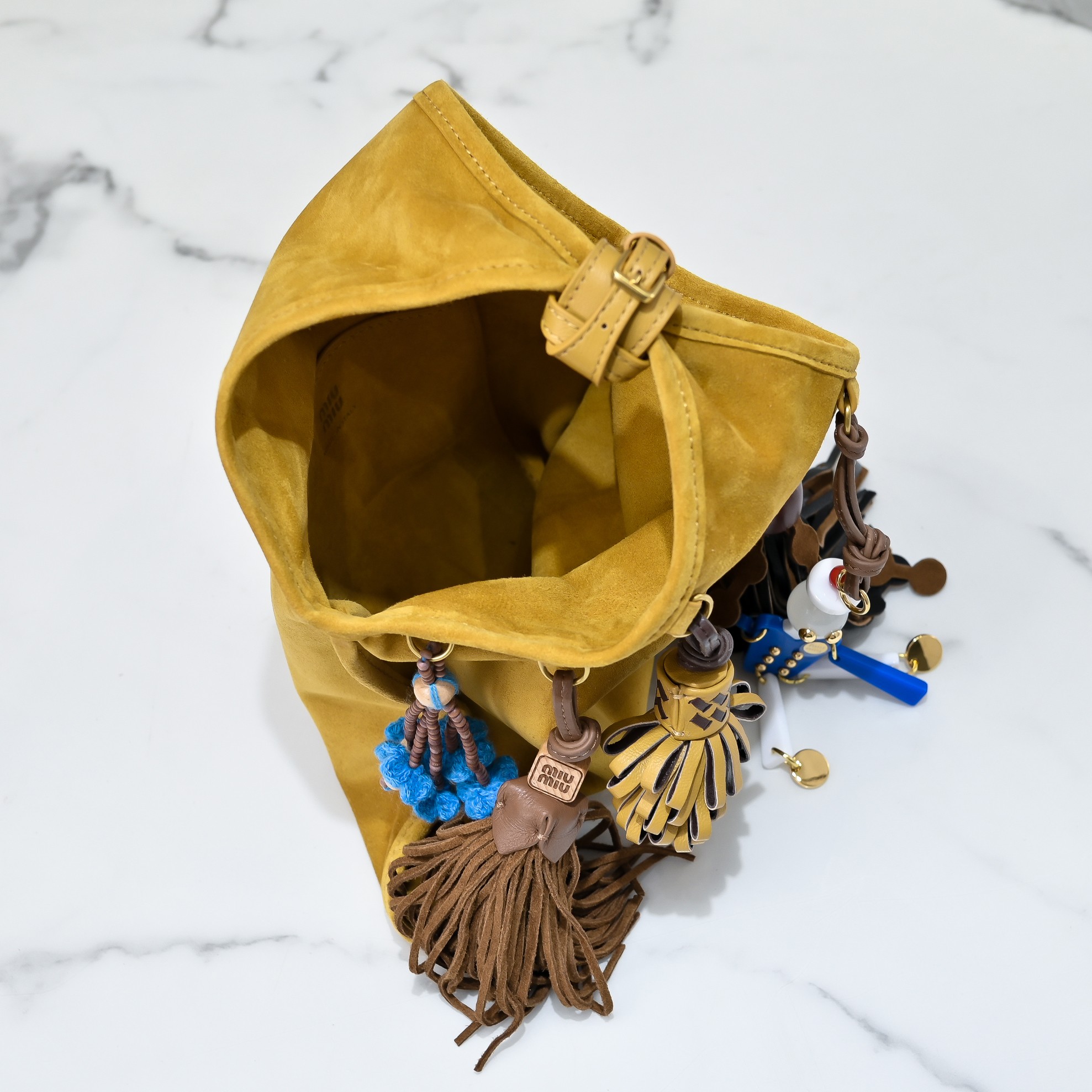 MIU MIU ロゴプレート バッグ|コンパクト|イエロー|スエード - 画像 7