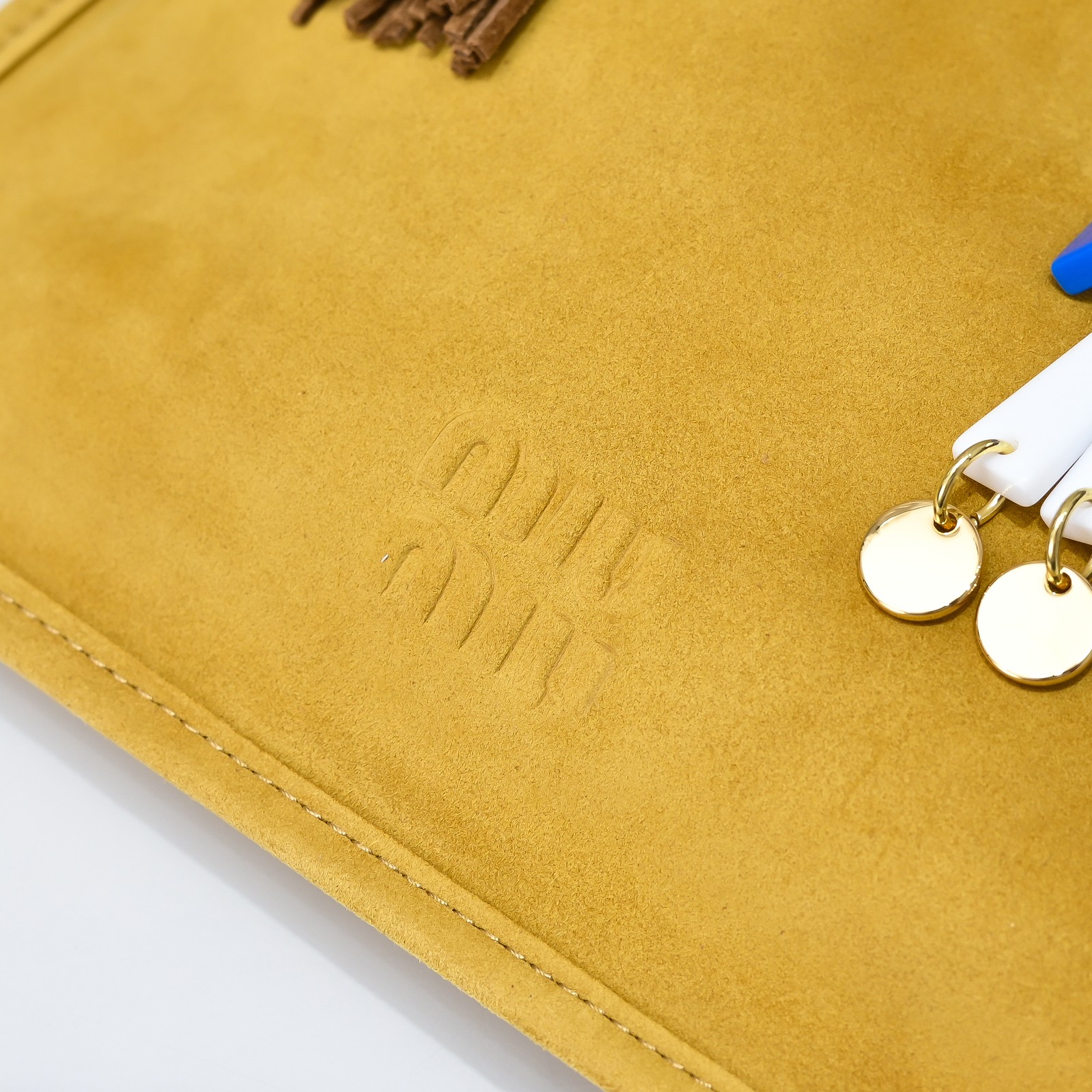 MIU MIU ロゴプレート バッグ|コンパクト|イエロー|スエード - 画像 8
