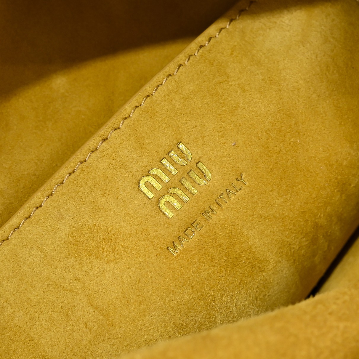 MIU MIU ロゴプレート バッグ|コンパクト|イエロー|スエード - 画像 9