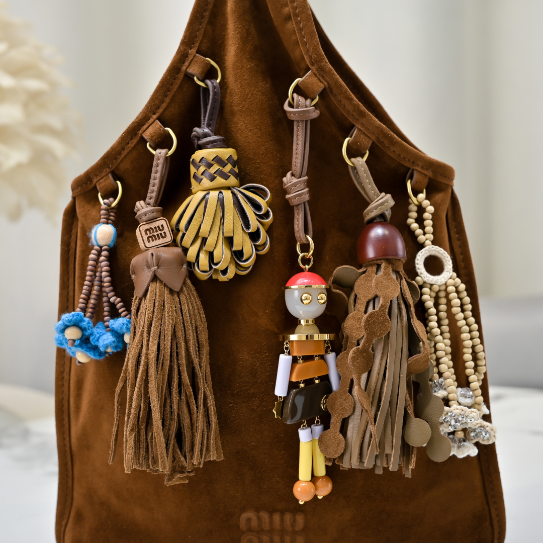 Miu Miu フェイクスエード ボストンバッグ | 軽量 | ブラウン - 画像 4