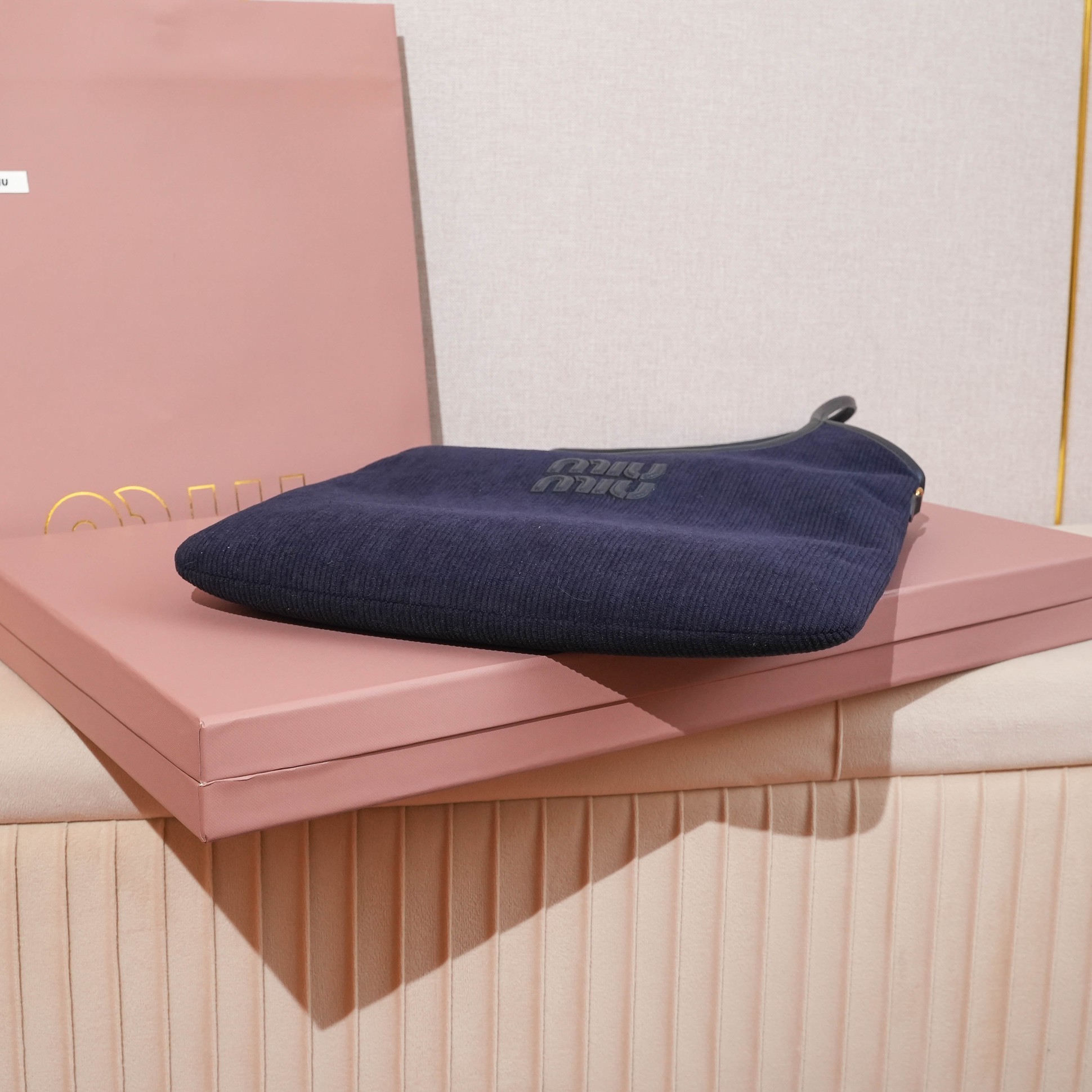 Miu Miu ミュウミュウ レディース ファッションバッグ コンパクト 青色 - 画像 4