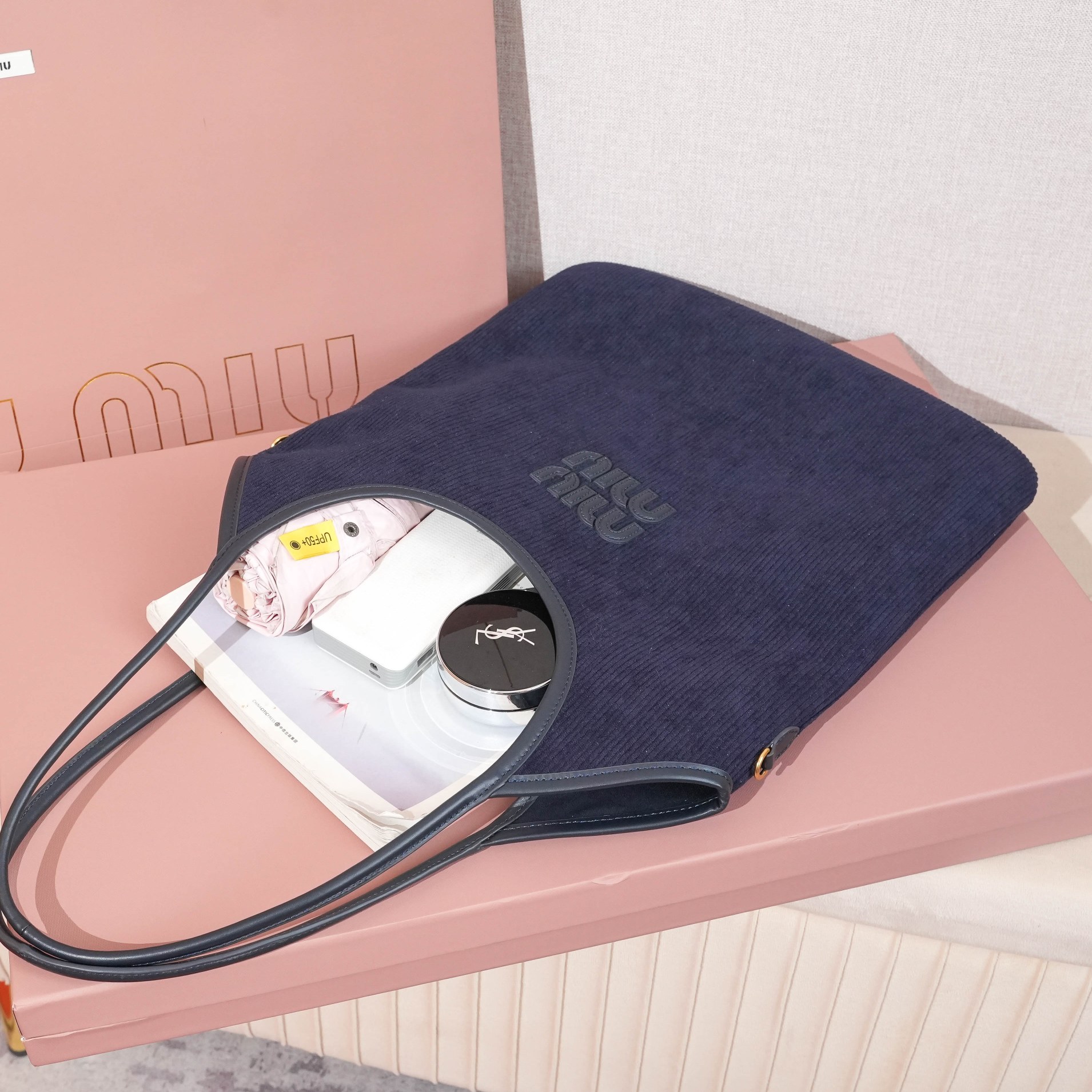 Miu Miu ミュウミュウ レディース ファッションバッグ コンパクト 青色 - 画像 7