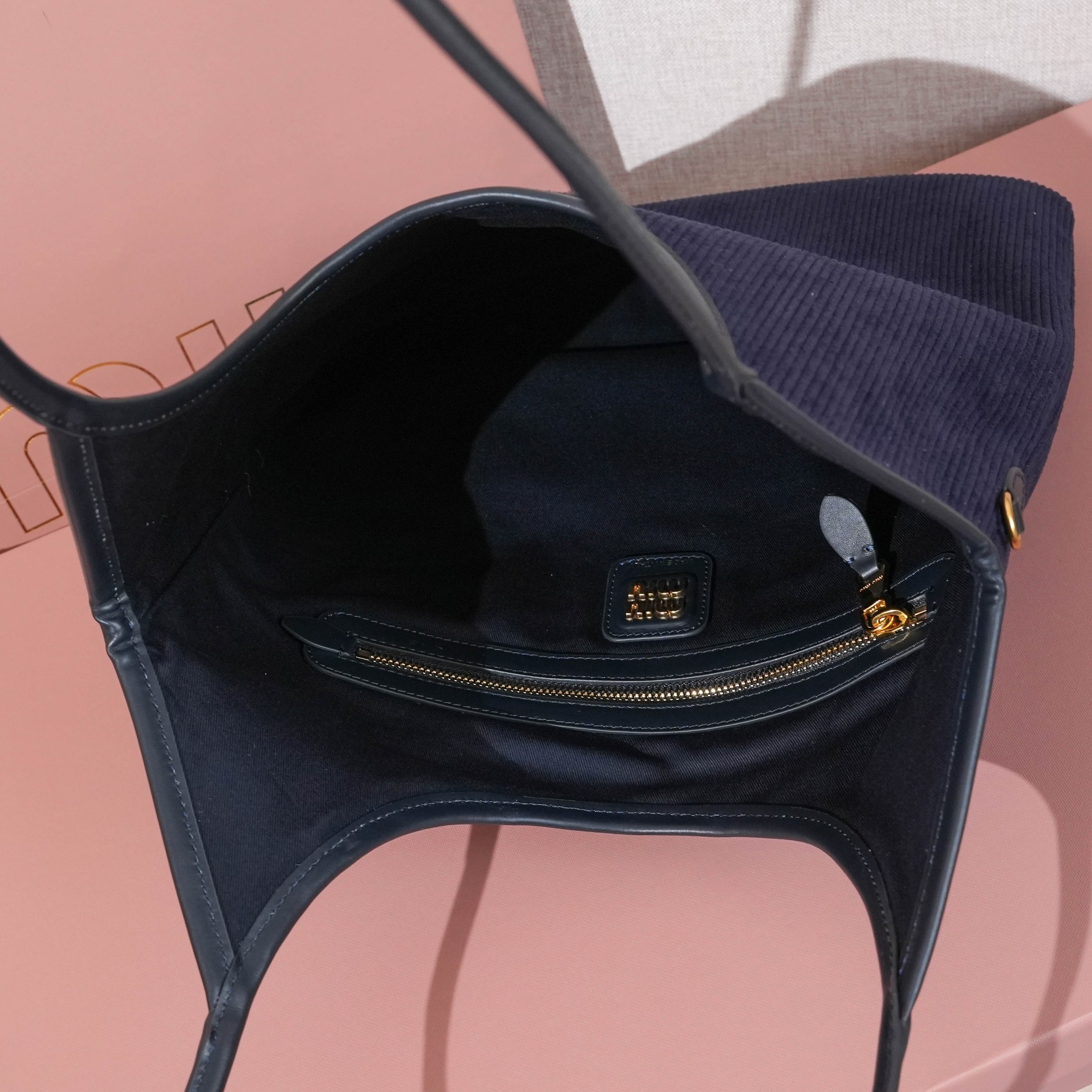 Miu Miu ミュウミュ キャンバストートバッグ | ナイロン コンパクト 安心収納 ブルー - 画像 9