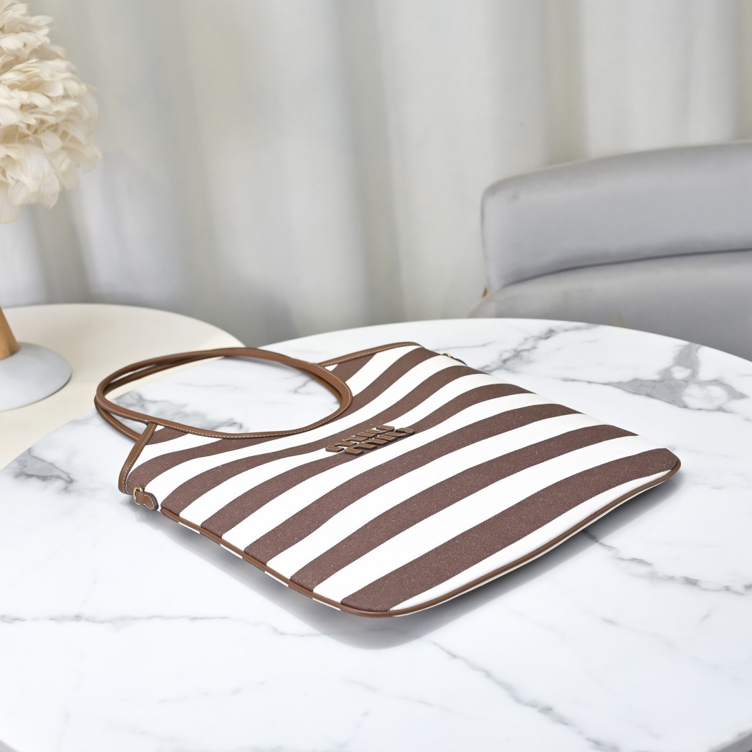 Miu Miu バッグ レディース 人気 ブラウン ホワイト デイリーユース シンプル トートバッグ|コンパクト|MADE IN ITALY - 画像 4