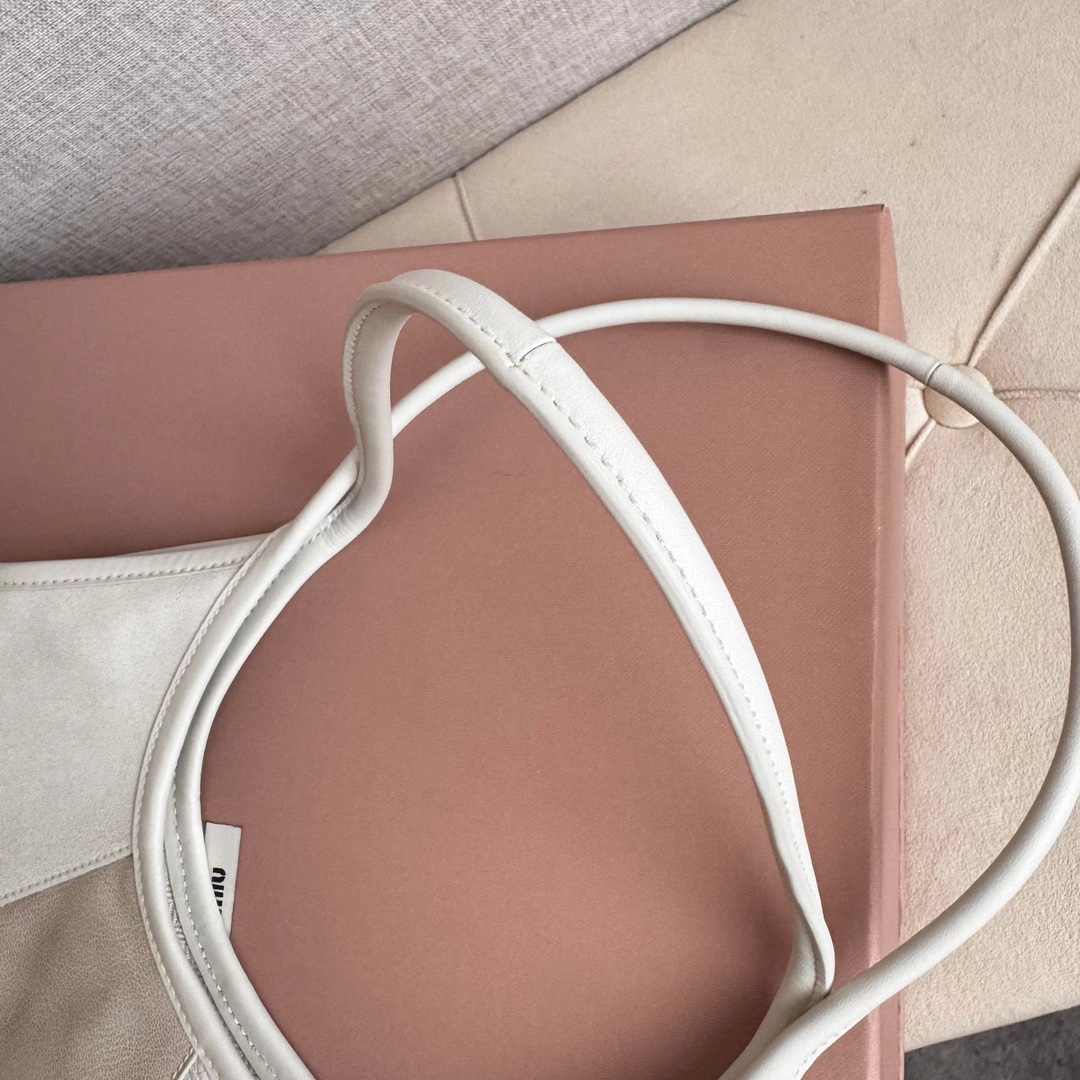 Miu Miu レディーストートバッグ パッチワークデザイン 白色 - 画像 4