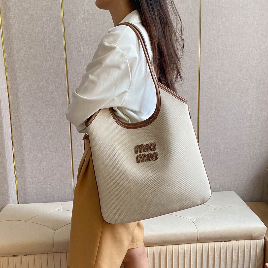 Miu Miu キャンバストートバッグ|軽量|ベージュ - 画像 2