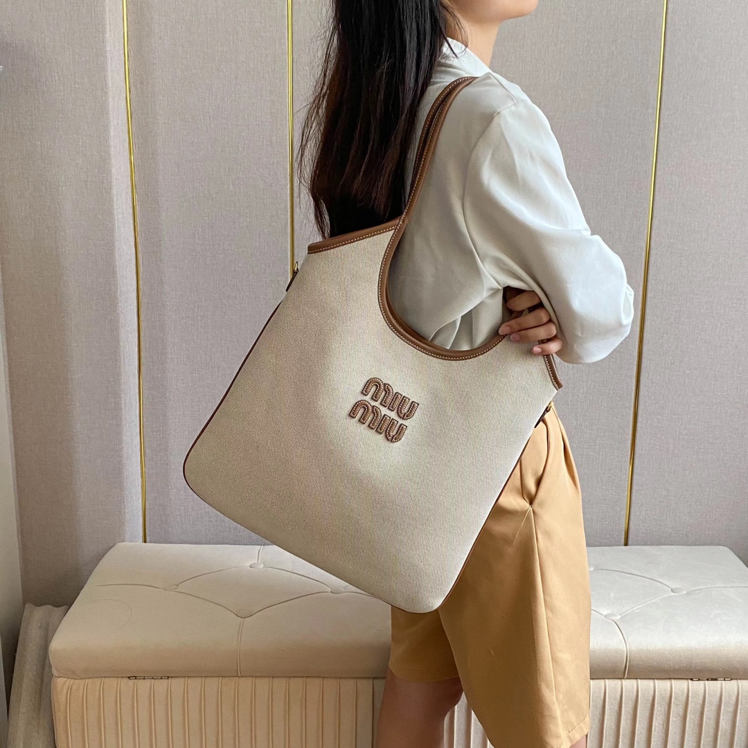 Miu Miu キャンバストートバッグ|軽量|ベージュ - 画像 3