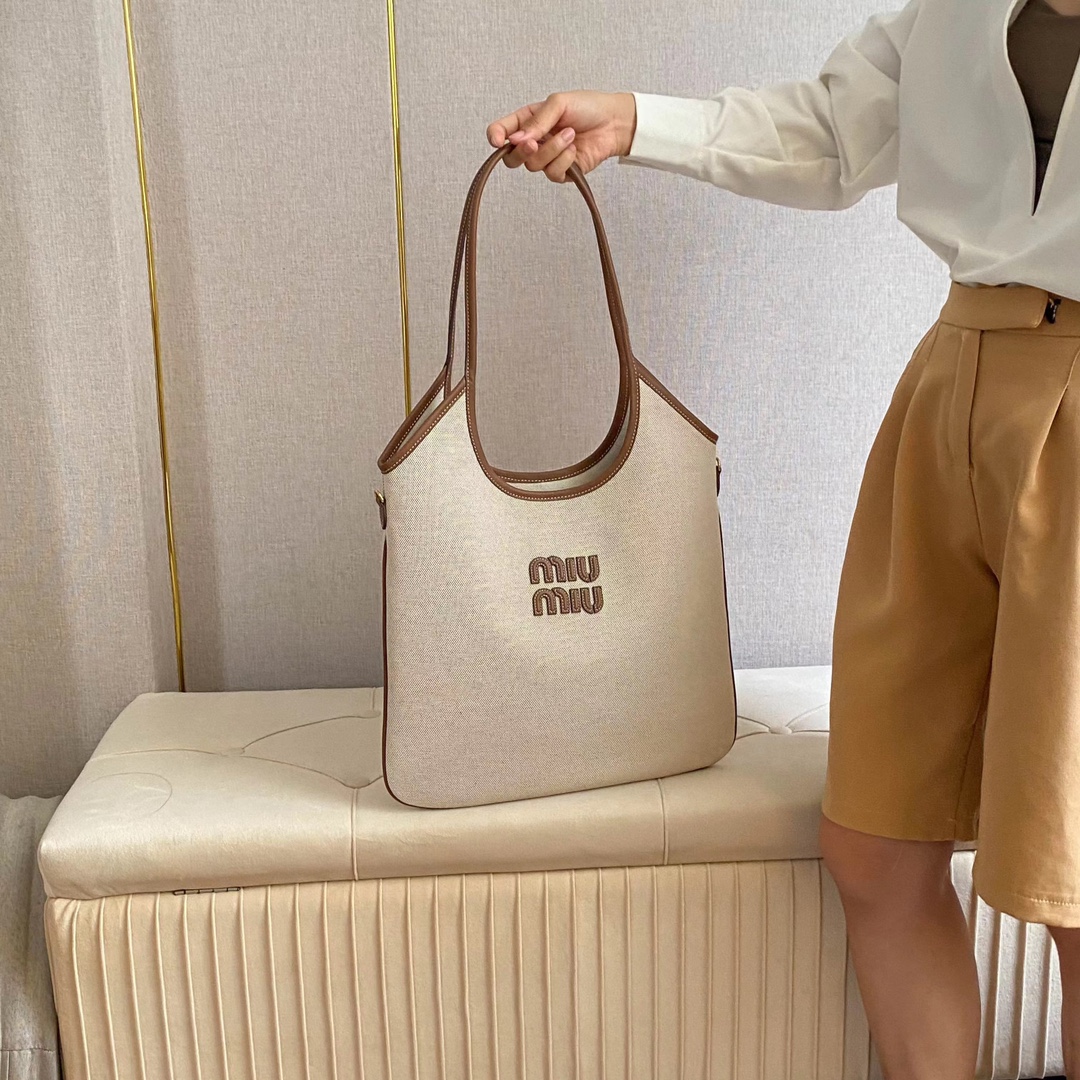 Miu Miu キャンバストートバッグ|軽量|ベージュ - 画像 4