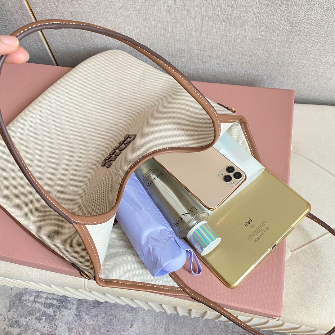 miu miu キャンバストートバッグ|軽量|ベージュ - 画像 4