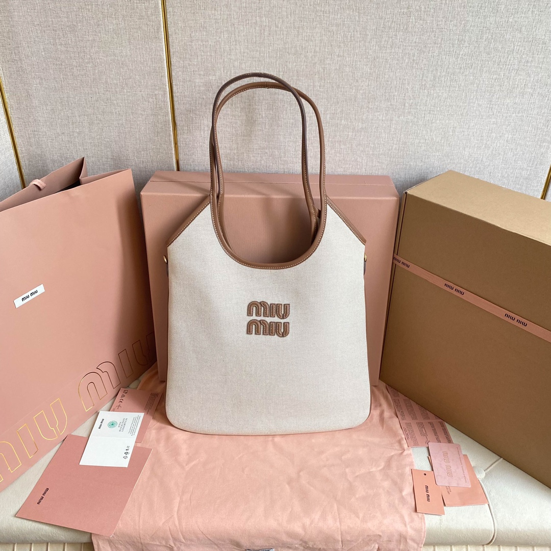 Miu Miu バッグ | メッシュ素材 | ベージュ | 軽量コンパクト|ビジネス用|プレゼント用