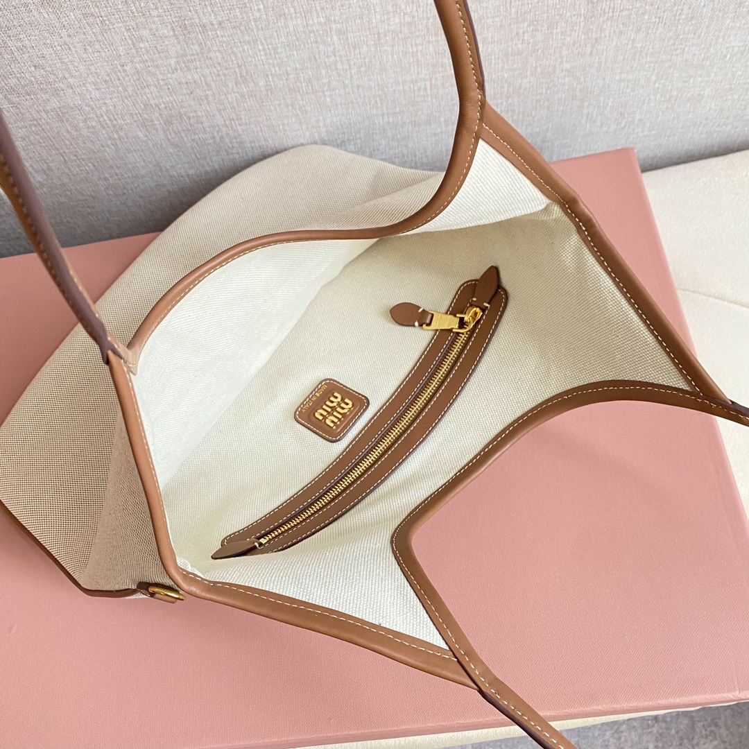 Miu Miu バッグ | メッシュ素材 | ベージュ | 軽量コンパクト|ビジネス用|プレゼント用 - 画像 9