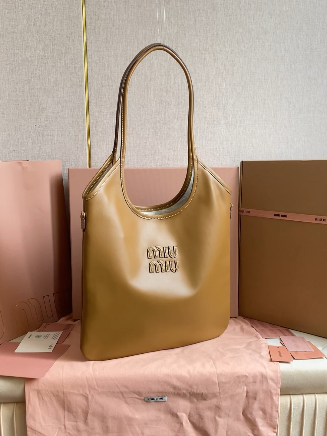 Miu Miu レディーストートバッグ|コンパクト|ゴールド