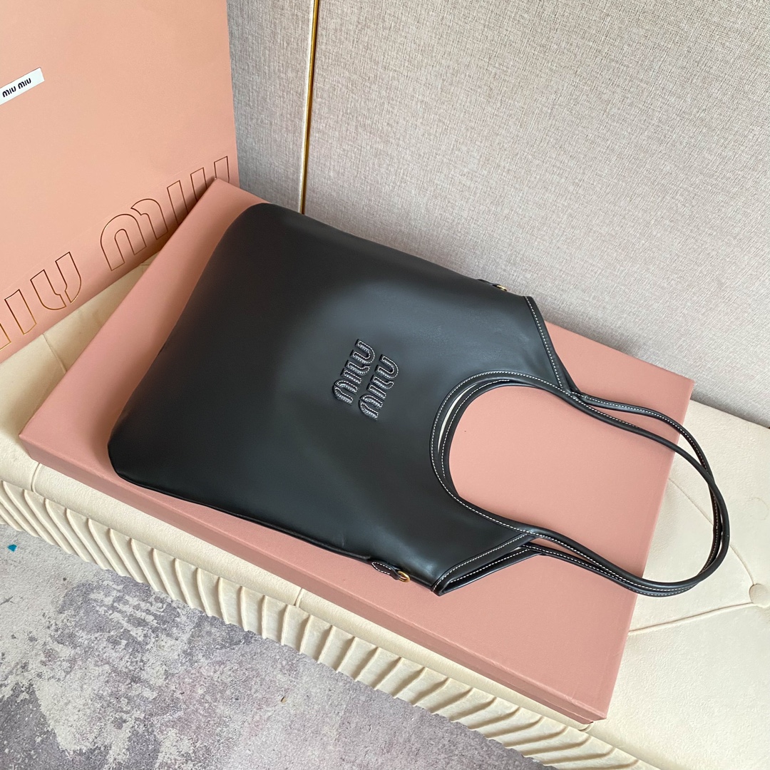 miu miu ハンドバッグ ミニ ブラック|コンパクト 収納力 - 画像 2