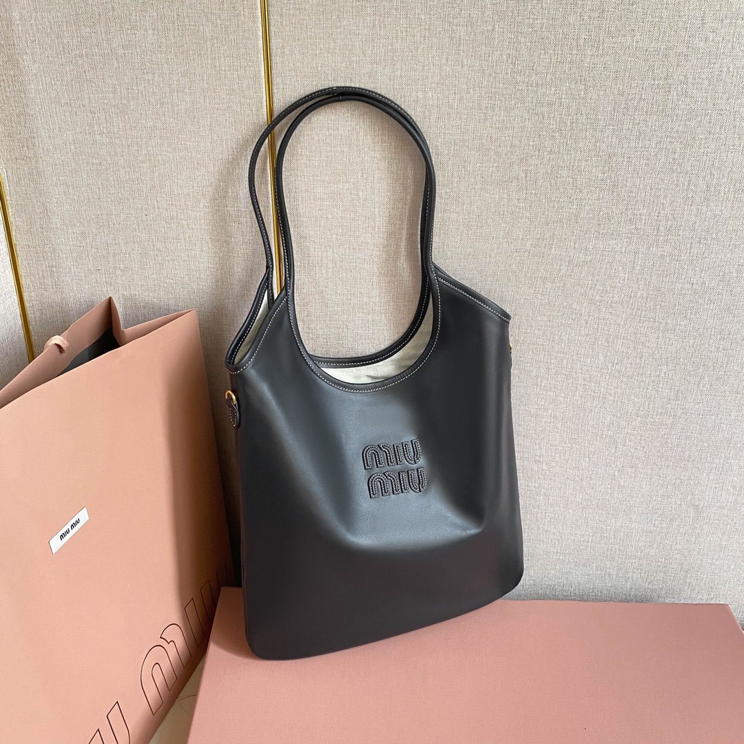 miu miu ハンドバッグ ミニ ブラック|コンパクト 収納力 - 画像 3