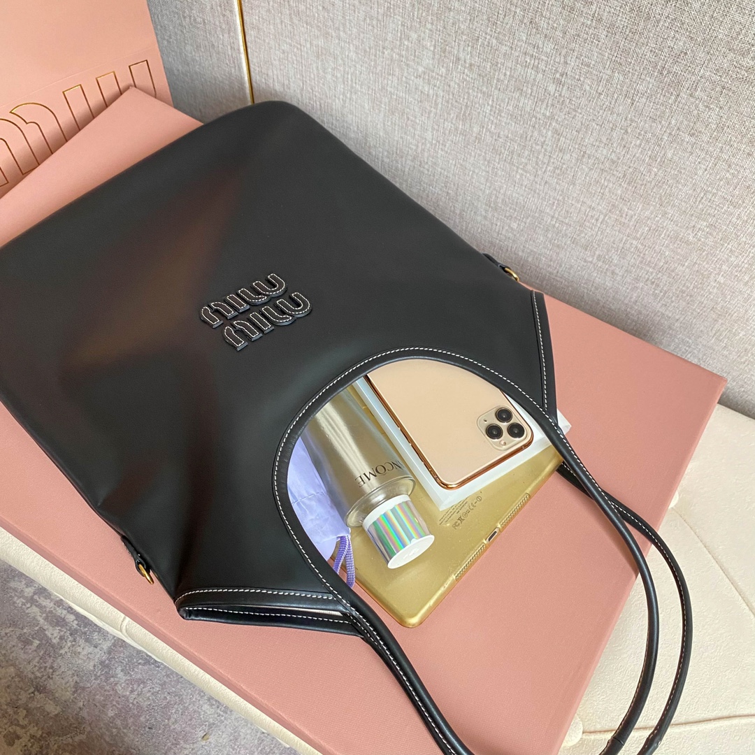 miu miu ハンドバッグ ミニ ブラック|コンパクト 収納力 - 画像 8