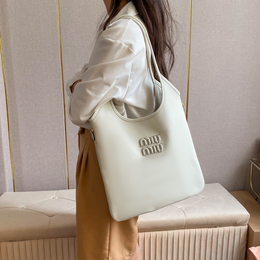 Miu Miu ハンドバッグ | 通勤用|軽量|白