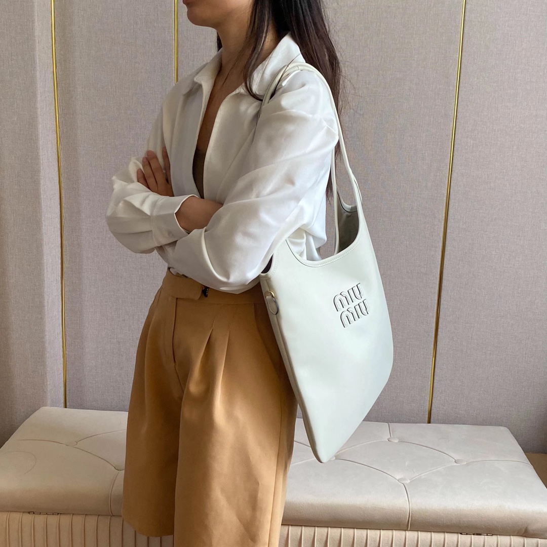 Miu Miu ハンドバッグ | 通勤用|軽量|白 - 画像 5