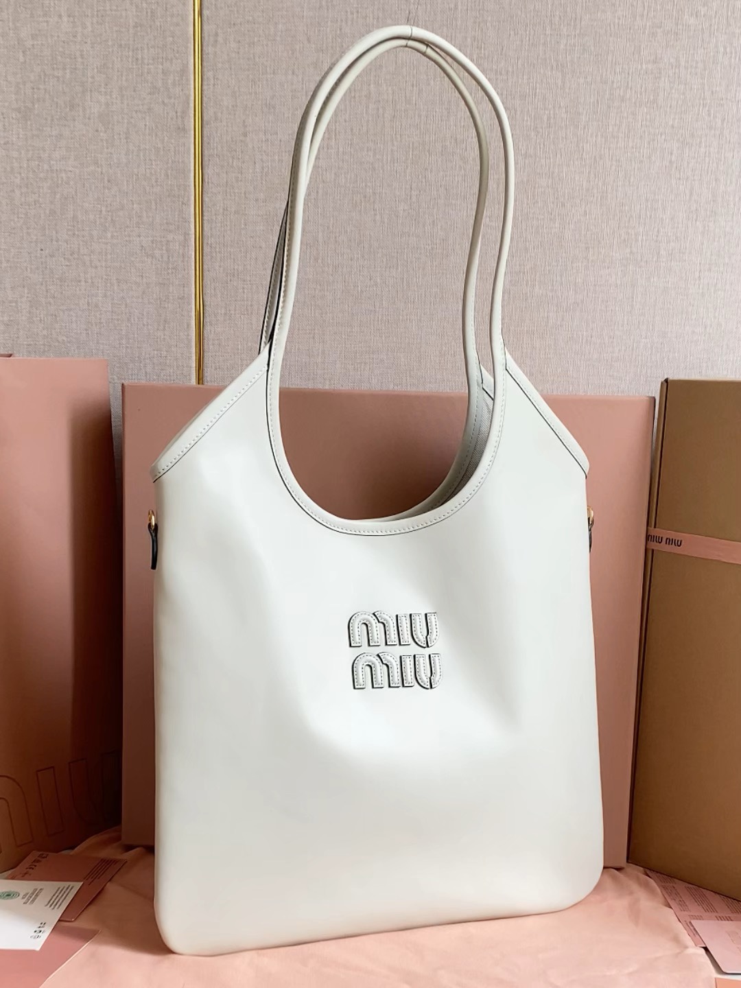 ミュウミュウ ショルダーバッグ 高級感 ホワイト
