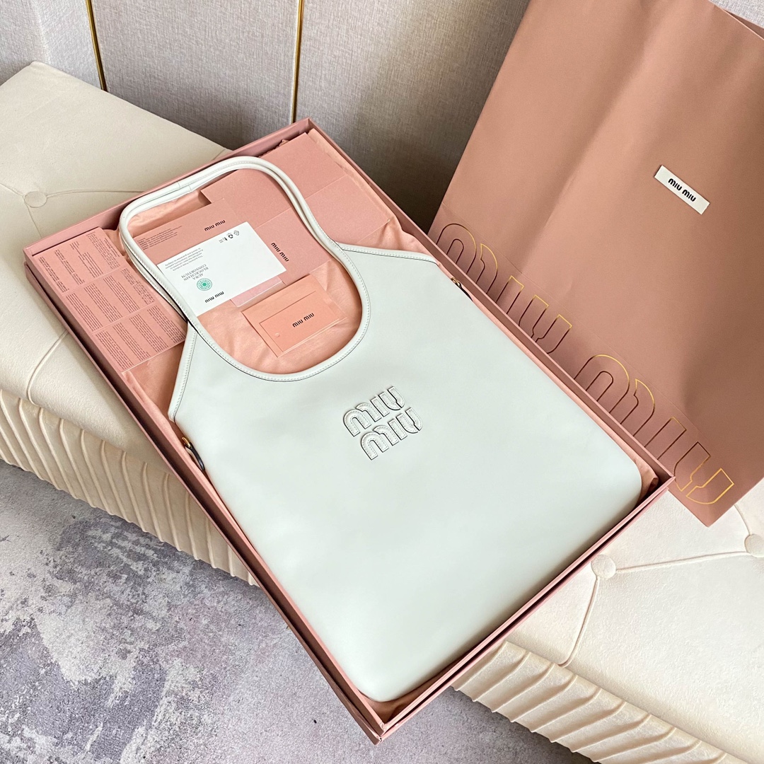 Miu Miu レディーストートバッグ | レザー 高級感 白色