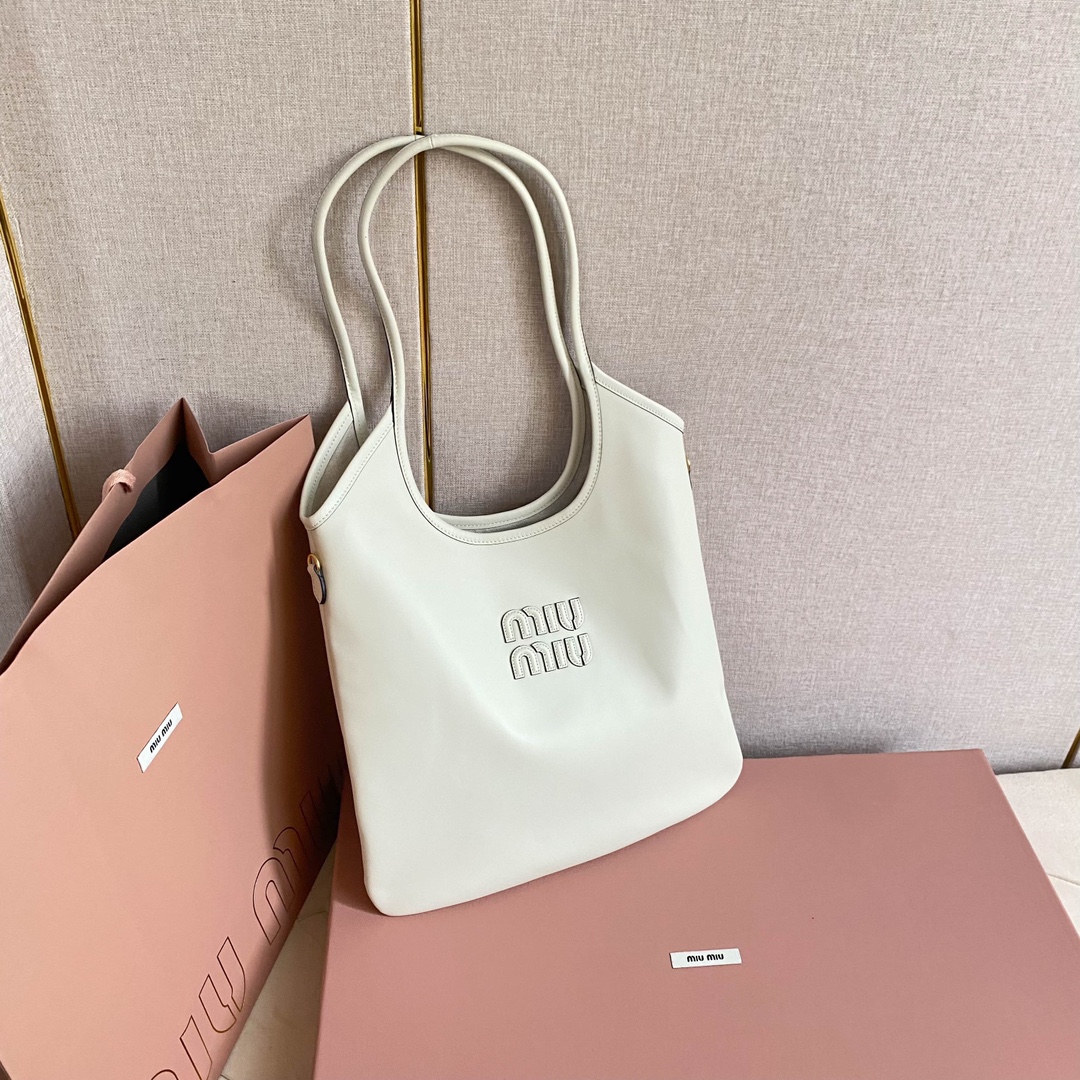 Miu Miu レディーストートバッグ | レザー 高級感 白色 - 画像 2