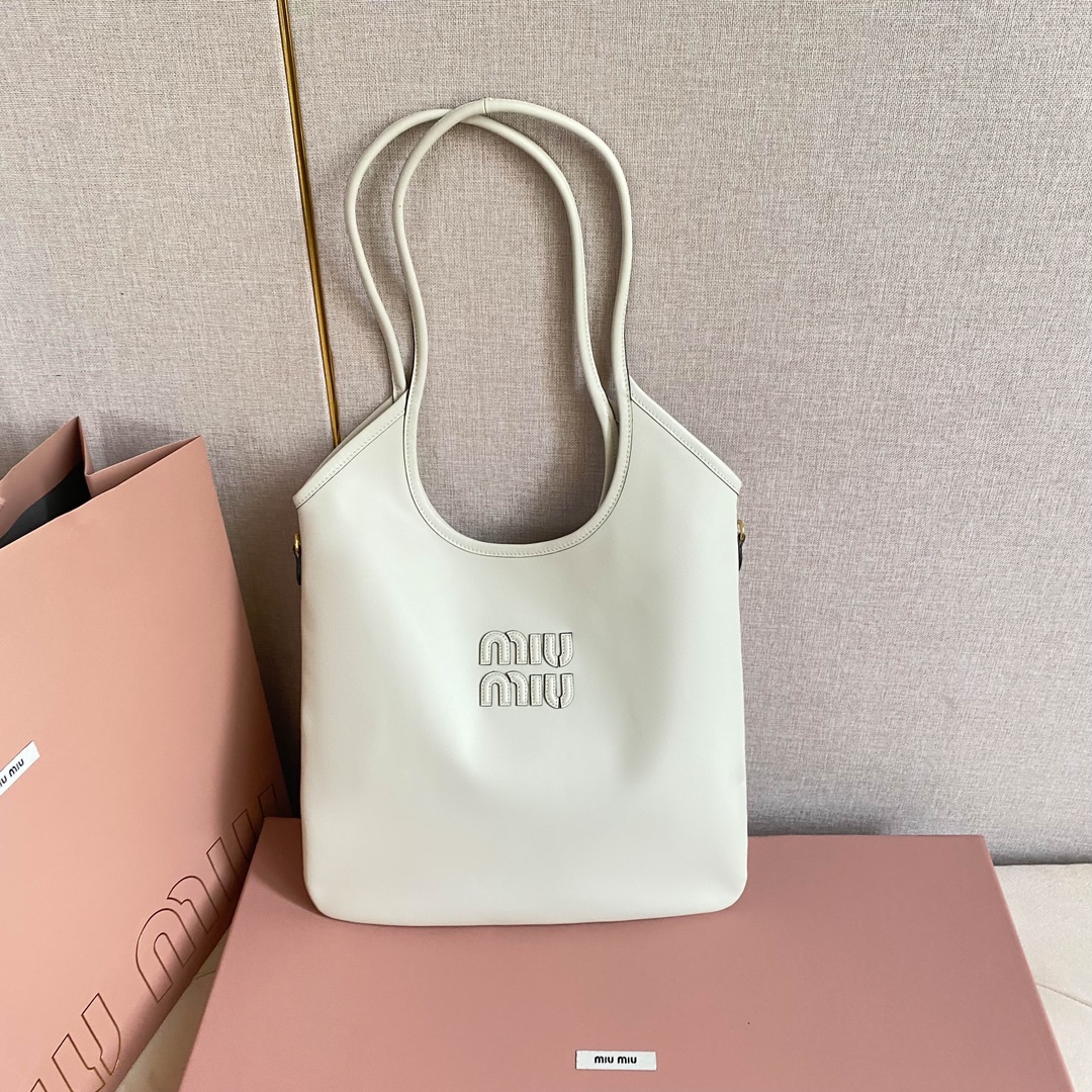 Miu Miu レディーストートバッグ | レザー 高級感 白色 - 画像 3