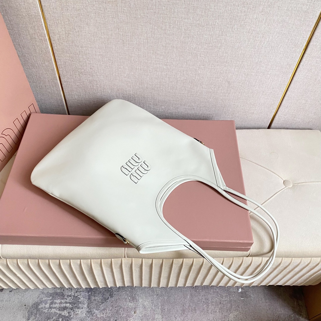 Miu Miu レディーストートバッグ | レザー 高級感 白色 - 画像 4
