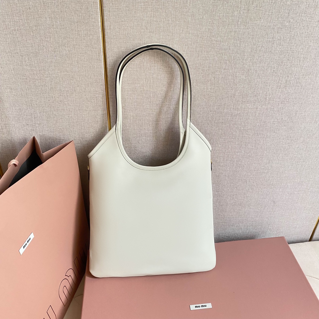 Miu Miu レディーストートバッグ | レザー 高級感 白色 - 画像 5