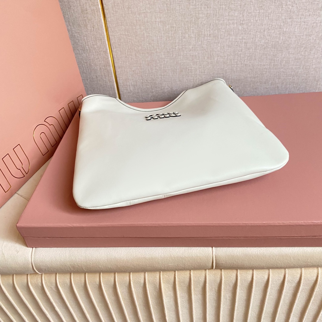 Miu Miu レディーストートバッグ | レザー 高級感 白色 - 画像 6