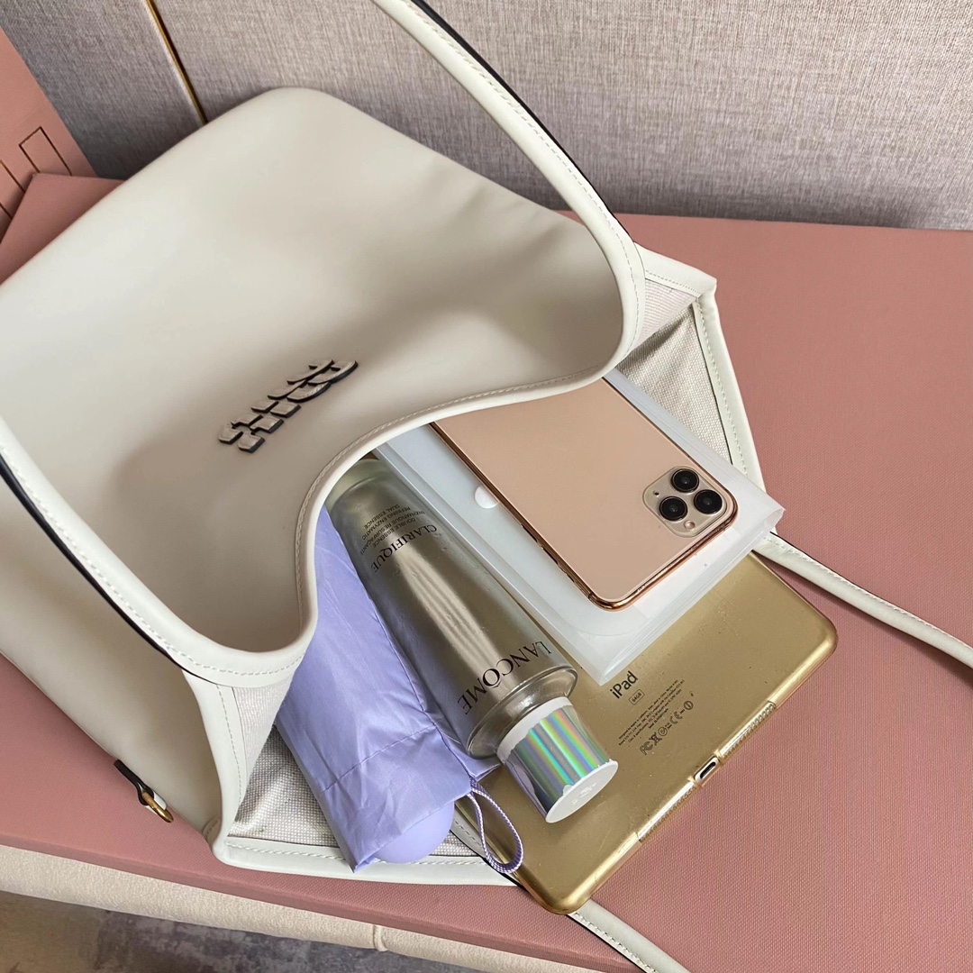 Miu Miu レディーストートバッグ | レザー 高級感 白色 - 画像 7