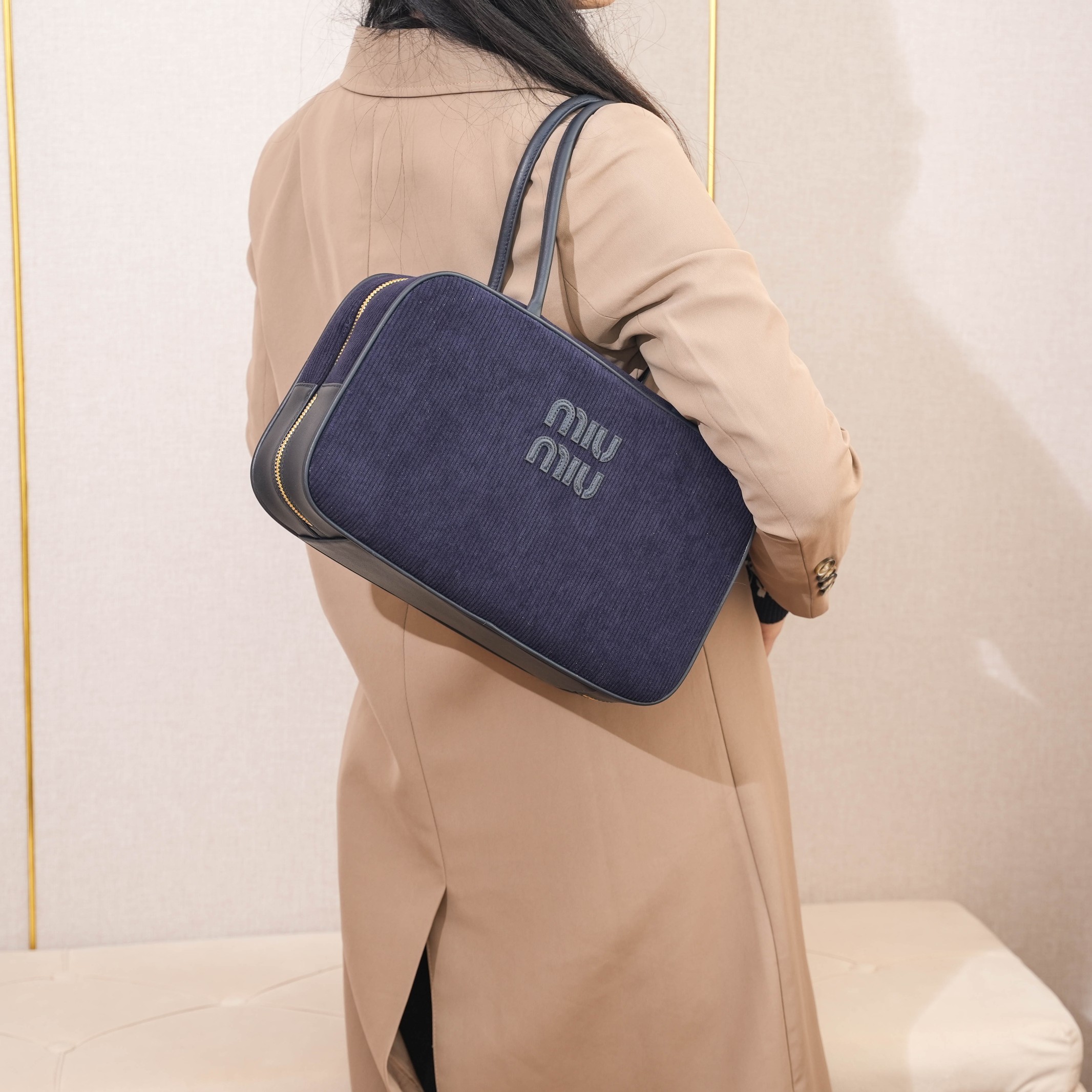 Miu Miu ハンドバッグ | リブ素材 | ネイビー|コンパクト|ビジネス用 - 画像 2