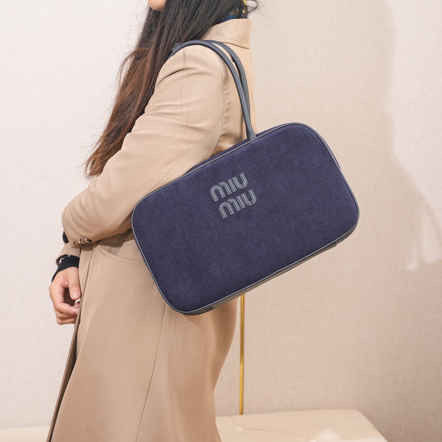 Miu Miu ハンドバッグ | リブ素材 | ネイビー|コンパクト|ビジネス用 - 画像 3