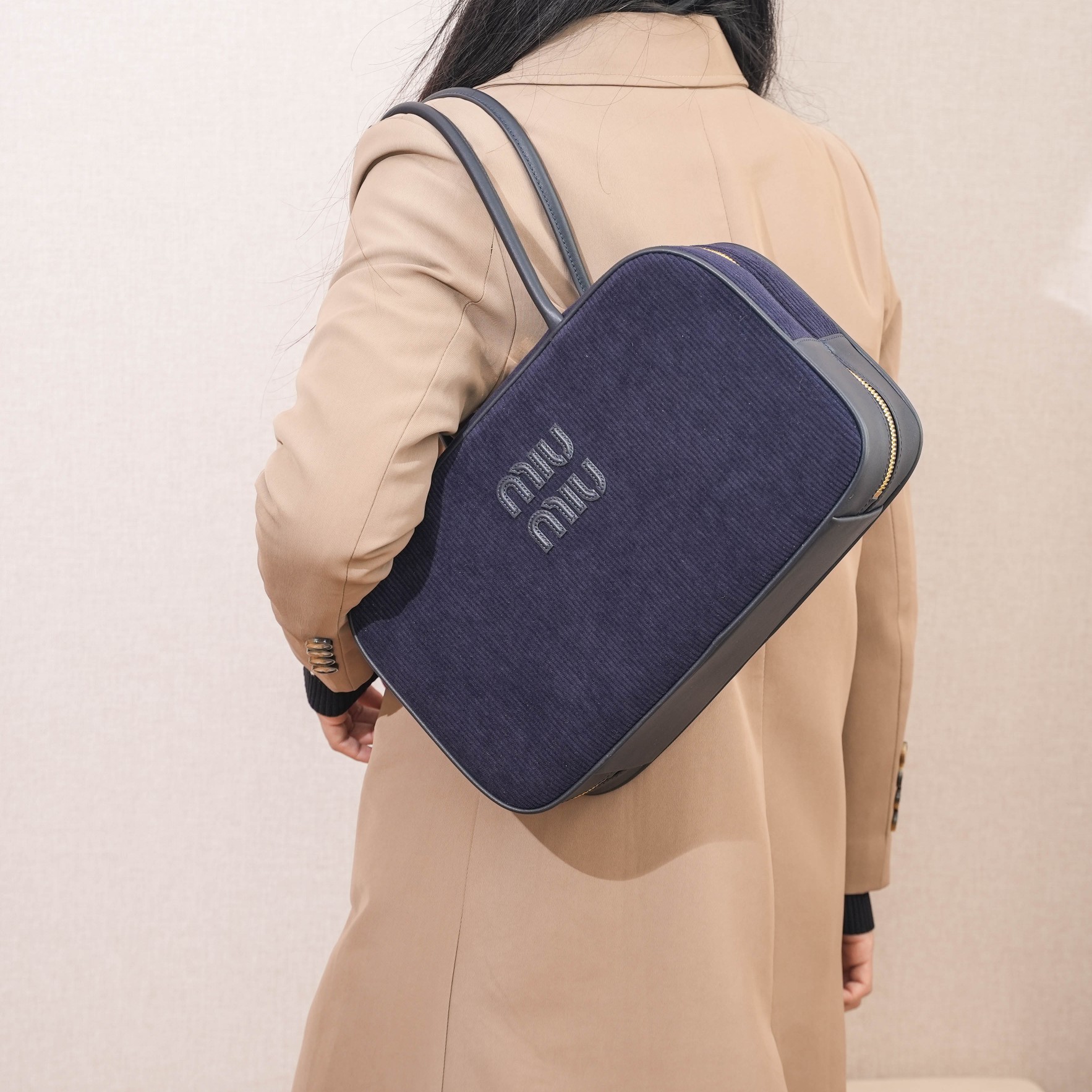 Miu Miu ハンドバッグ | リブ素材 | ネイビー|コンパクト|ビジネス用 - 画像 4