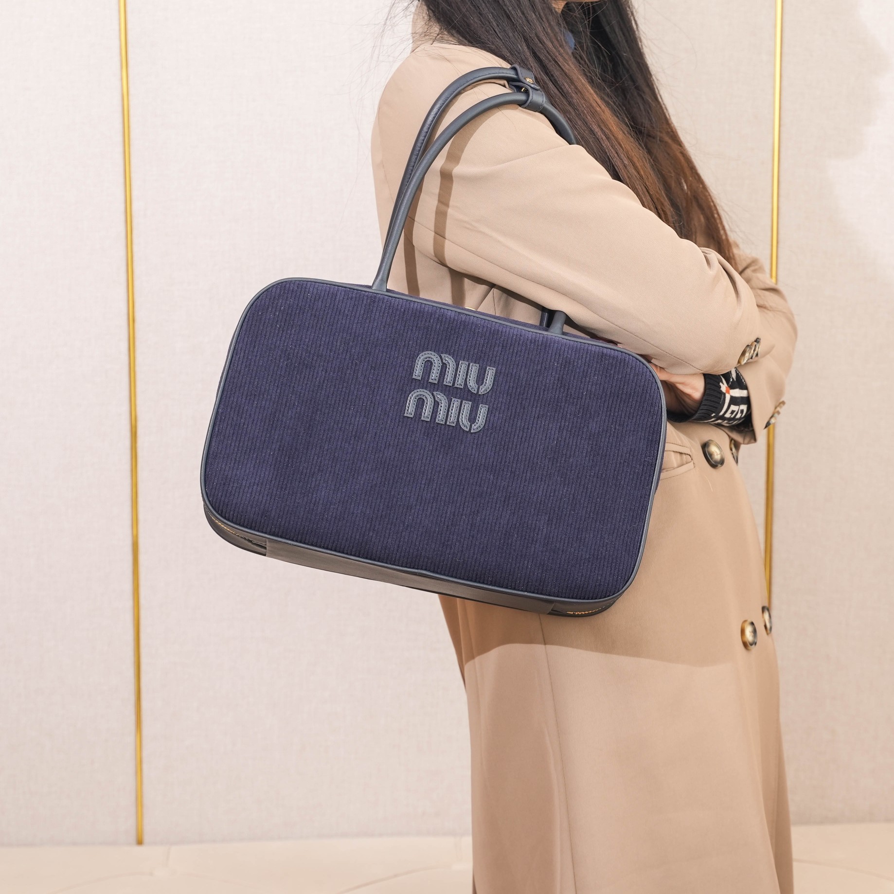 Miu Miu ハンドバッグ | リブ素材 | ネイビー|コンパクト|ビジネス用 - 画像 5